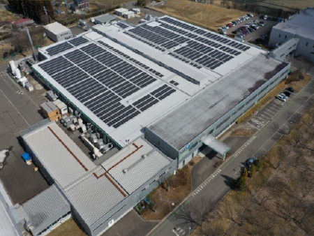 工場の屋根に太陽光発電設備を設置