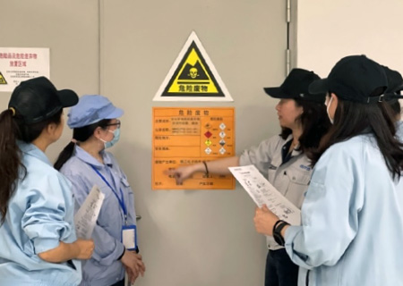 化学物質漏洩対応訓練の様子(Seiko Instruments Technology (Shanghai) Inc.にて)